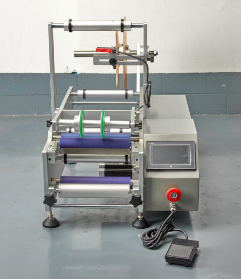 全面解析各類圓瓶貼標(biāo)機(jī) 全自動(dòng)、手動(dòng)、桌面型、半自動(dòng)及分卡機(jī)的特點(diǎn)與應(yīng)用